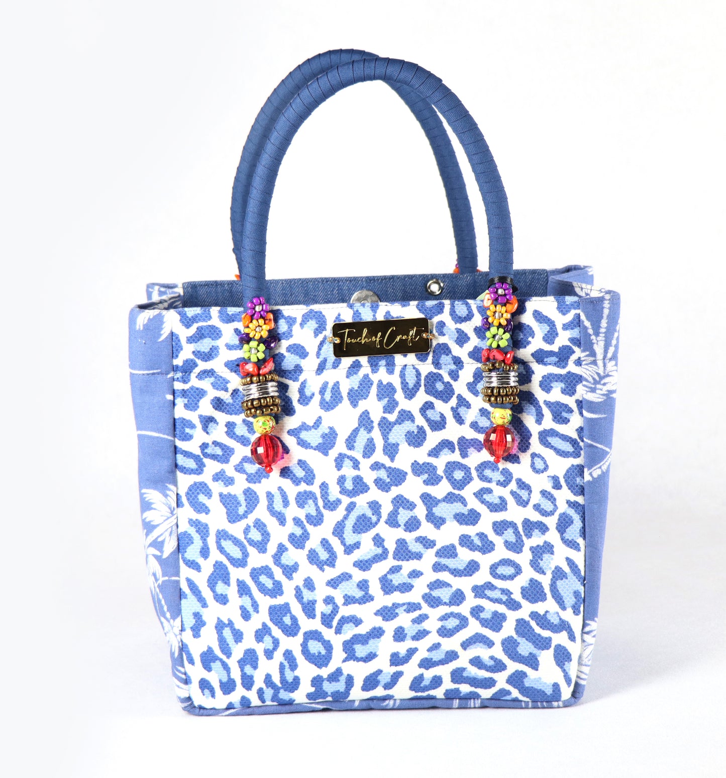 Comes in blue handle, blue denim with studs on the body, a white paradise pattern on the sides, and a white cheetah print on the back.