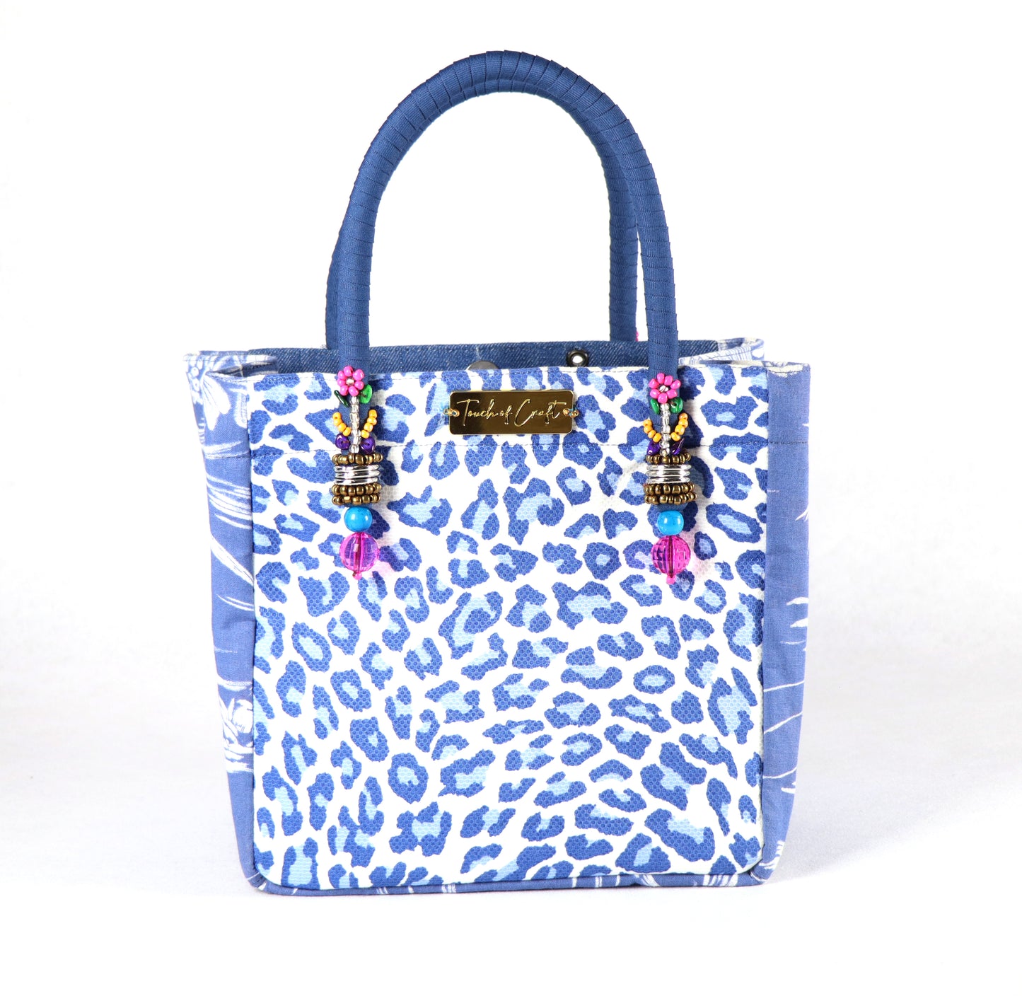 Comes in blue handle, blue denim with studs on the front, paradise design on the side and a cheetah print on the back.